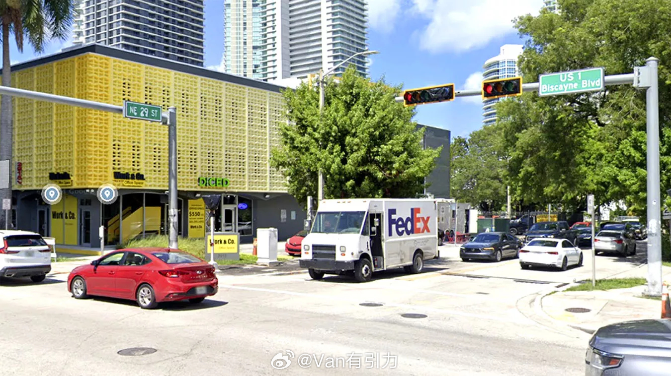 就还挺想体验一下这种敞着门开车的美式Stepvan的van事通