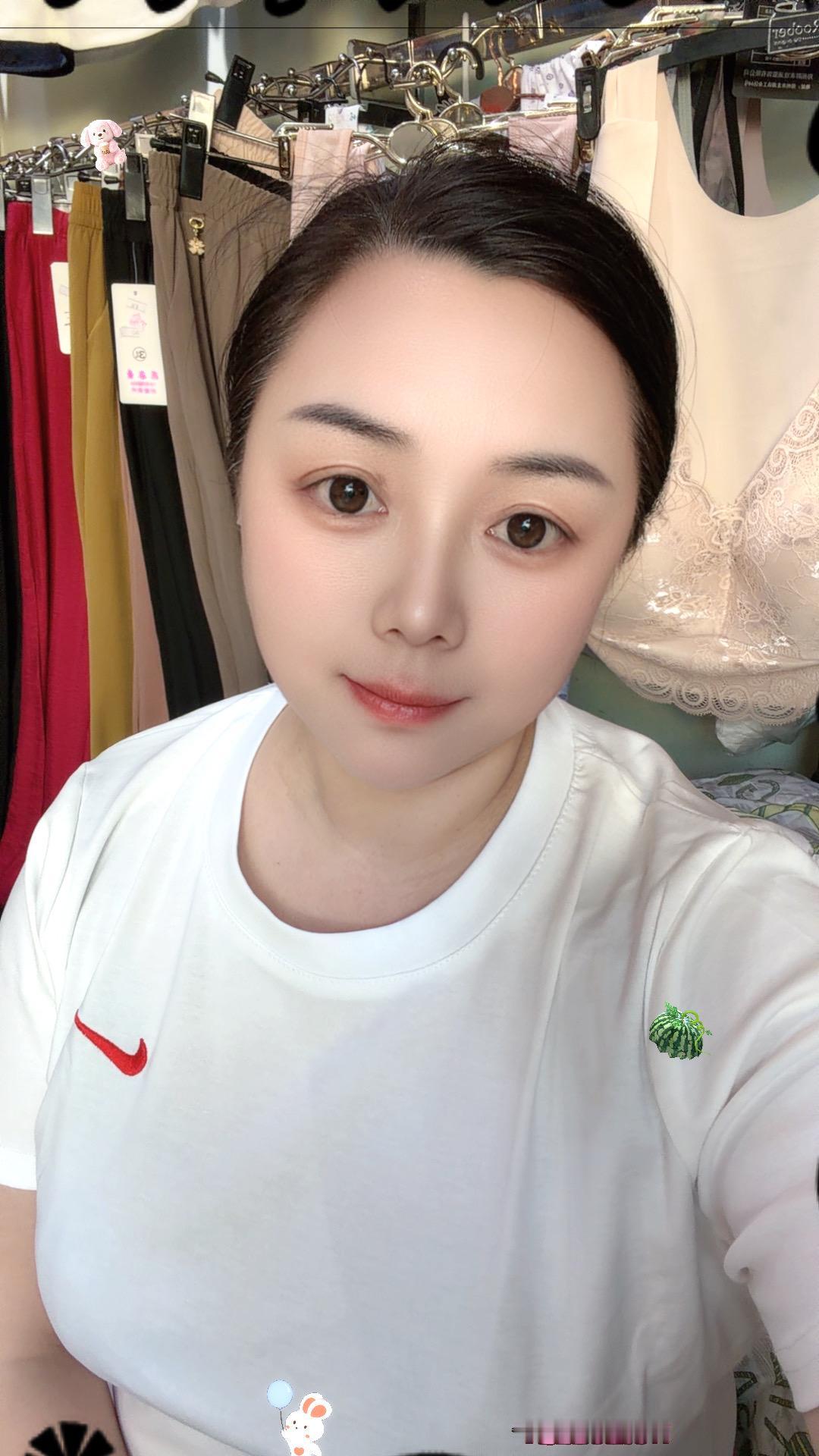 白色短袖运动服