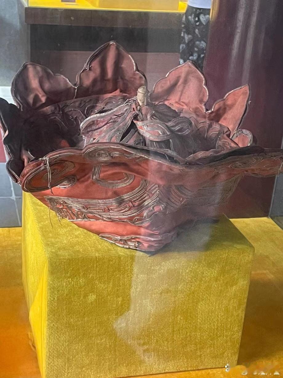 地藏王菩萨穿戴过的帽子和靴子，此是清朝时期的复原件，收藏于九华山景区。 ​​​