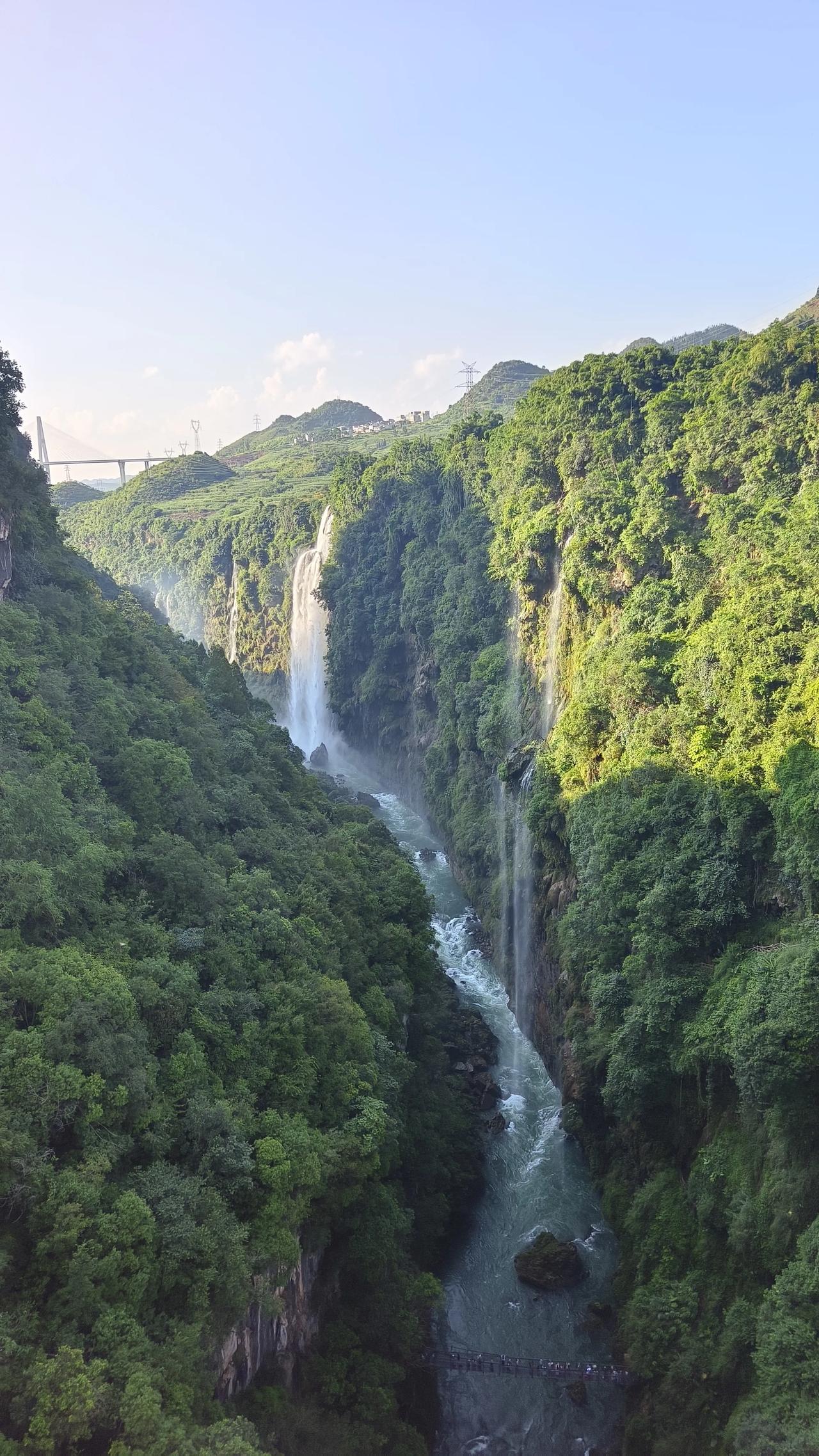 兴义马岭河峡谷居然是在市区的，而且在桥上可以免费看，真的太震撼了。如果不想花钱进