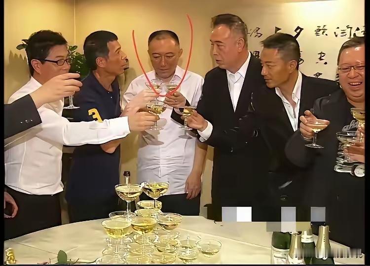 站在 C 位的男士是谁？气质不凡，众位大佬一起给他敬酒，来头不小。