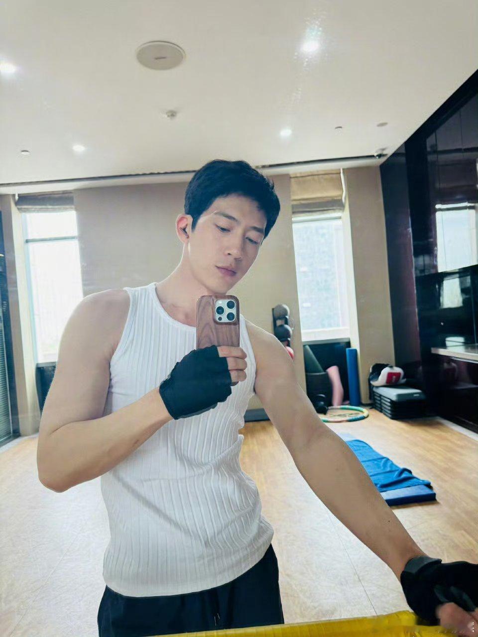 白衬衣是井柏然的疯批战袍吧内娱腔调男井柏然，白衬衣加身疯批感绝了！江寒声审讯戏里