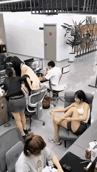 自作自受，整天想着捉弄别人，遭报应了吧。
