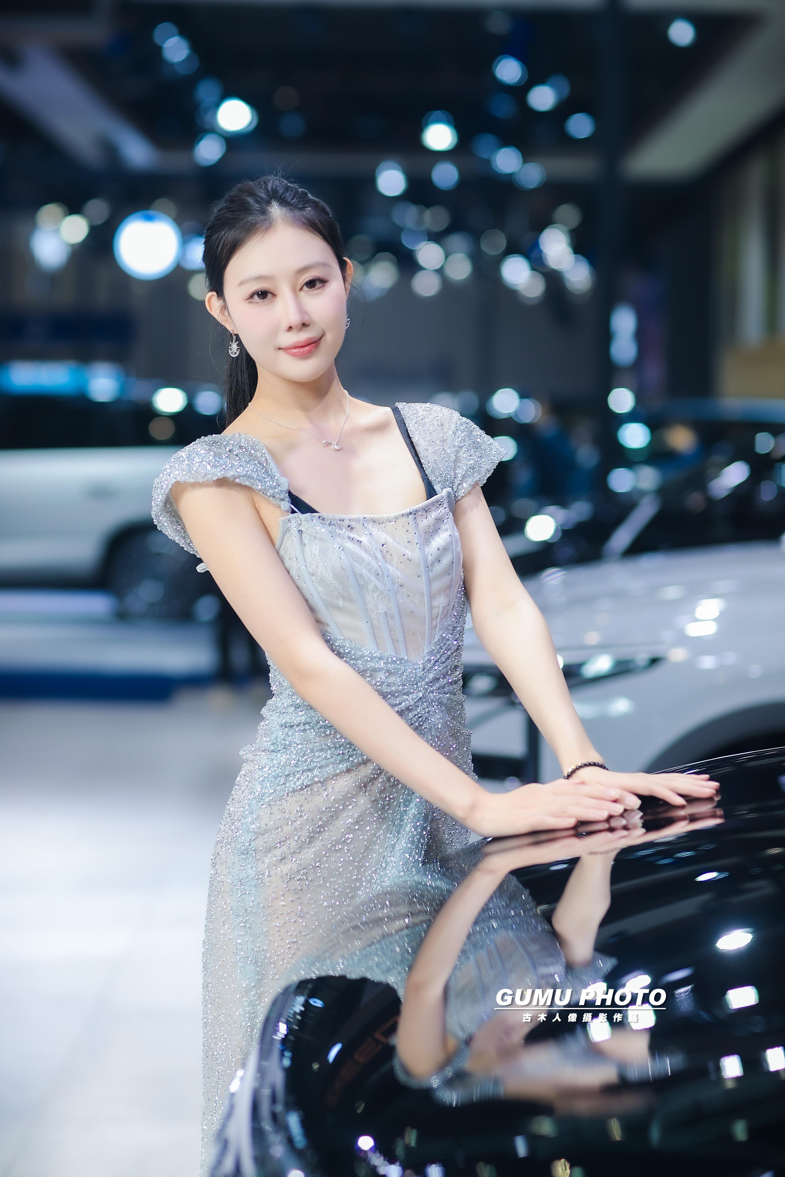 2025重庆汽车消费节星途展台模特小姐姐2025重庆汽车消费节 