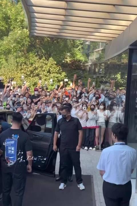 肖战十日终焉杀青后，青岛飞北京。每次杀青都会给角色写作，对一个一直在十日终焉轮回