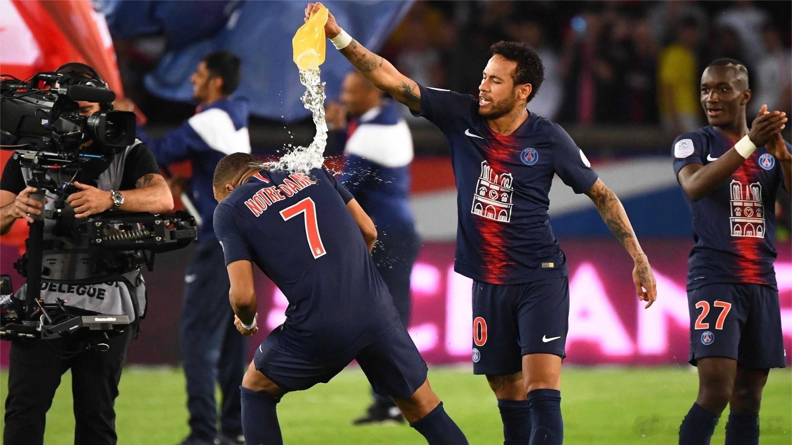 洛里昂对阵马赛法甲第30轮的一场焦点战，充满了矛盾与看点。一边是主场战绩彪悍但战