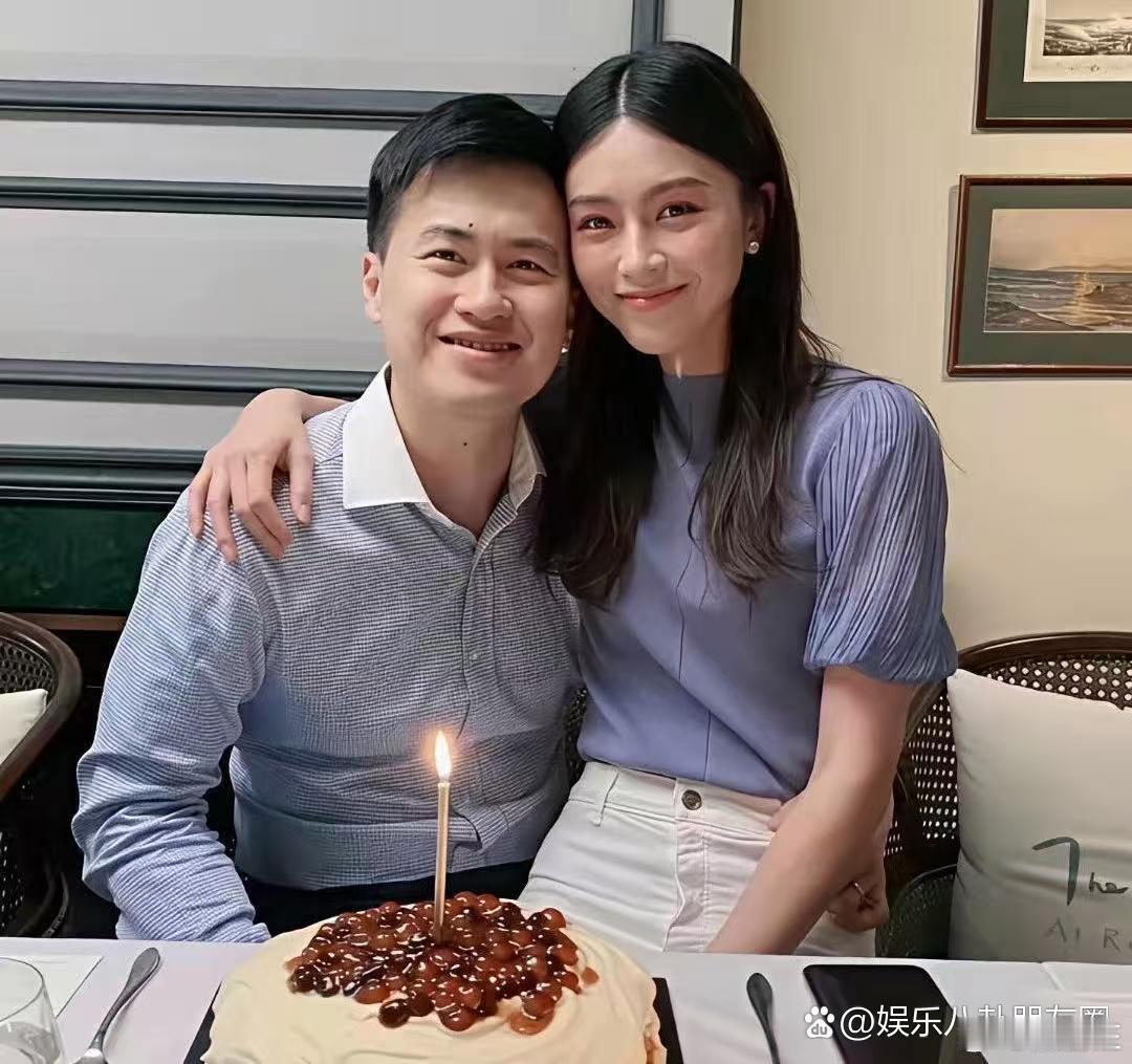 文咏珊的丈夫颜值与实力并存，优越外形格外出众，多年宠爱有加，将她呵护得少女感十足
