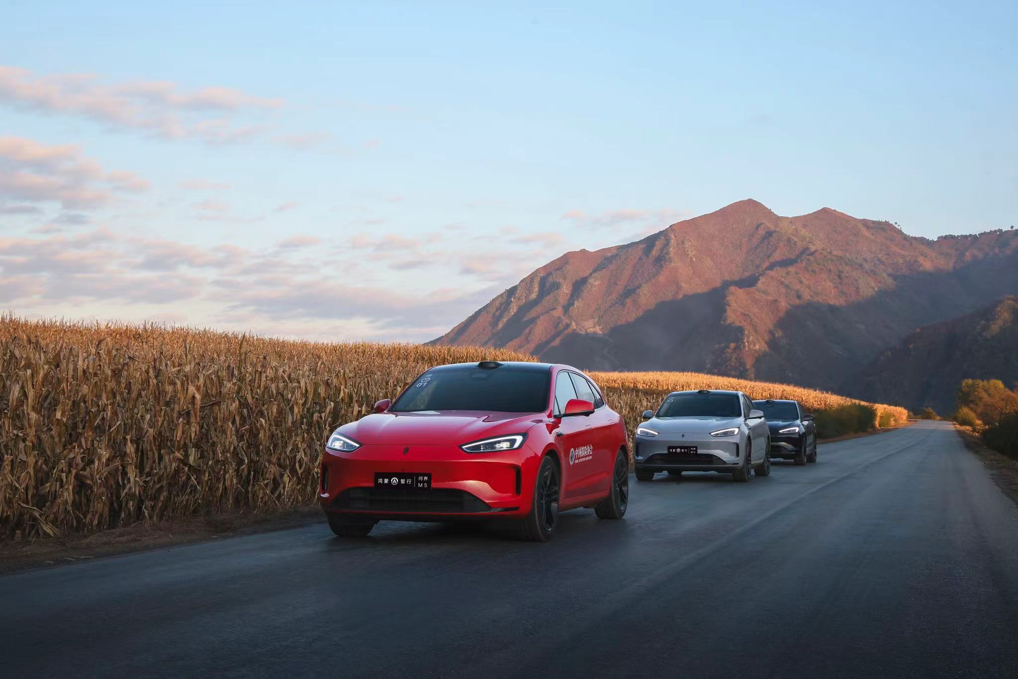 #鸿蒙智行丈量祖国大美山河#自己同款的车，越看越喜欢[送花花]高颜都市性能SUV