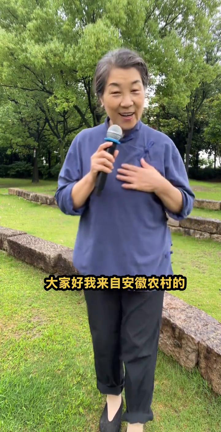 热情的掌声，有请下一位农民朋友上场。他唱的太到位了，我从来不会偏袒你，但是今天我