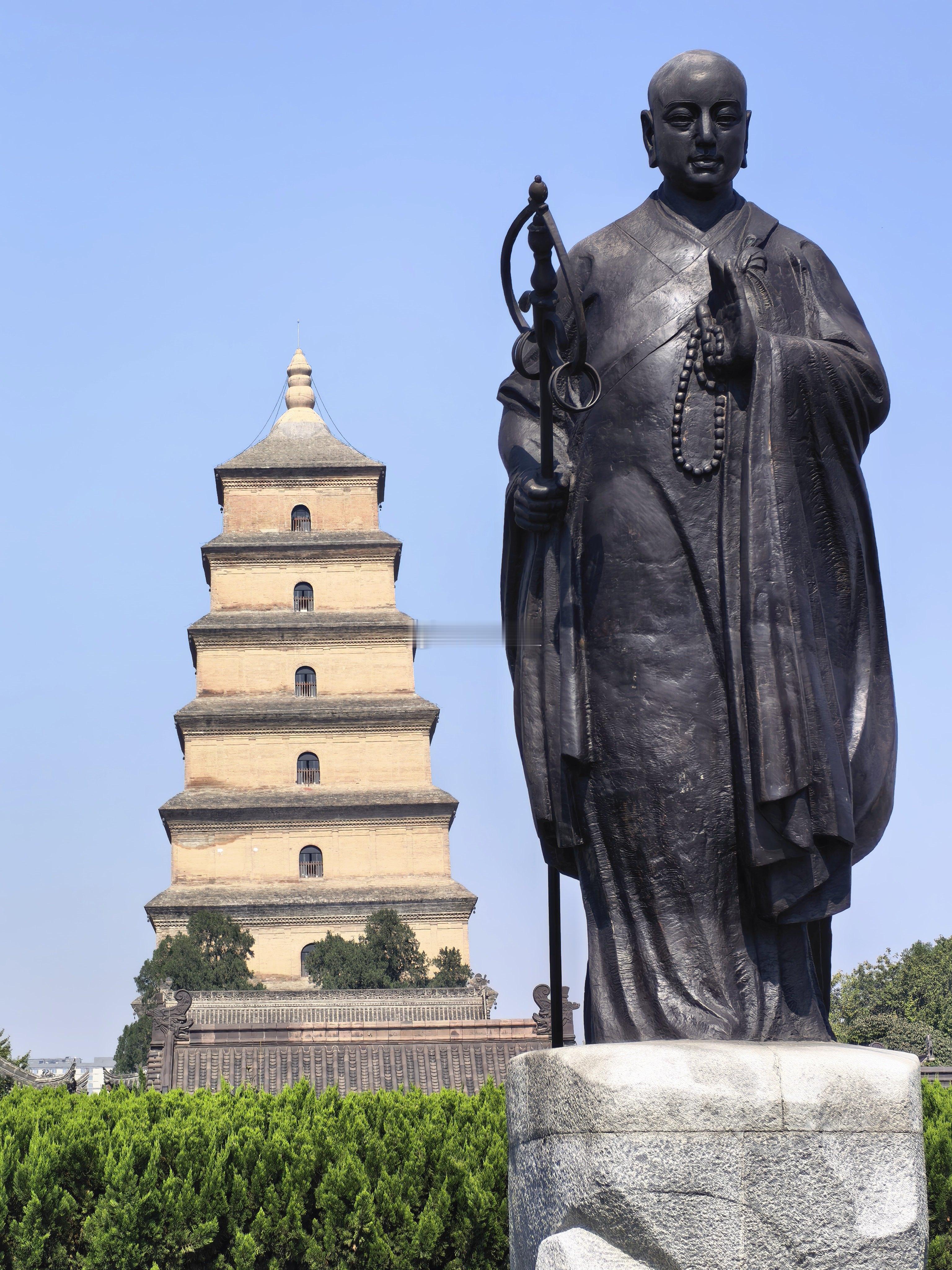 一墙隔喧嚣，一塔守千年。玄奘万里西行，终归长安，雁塔矗立，静候岁月。风动铃响，一