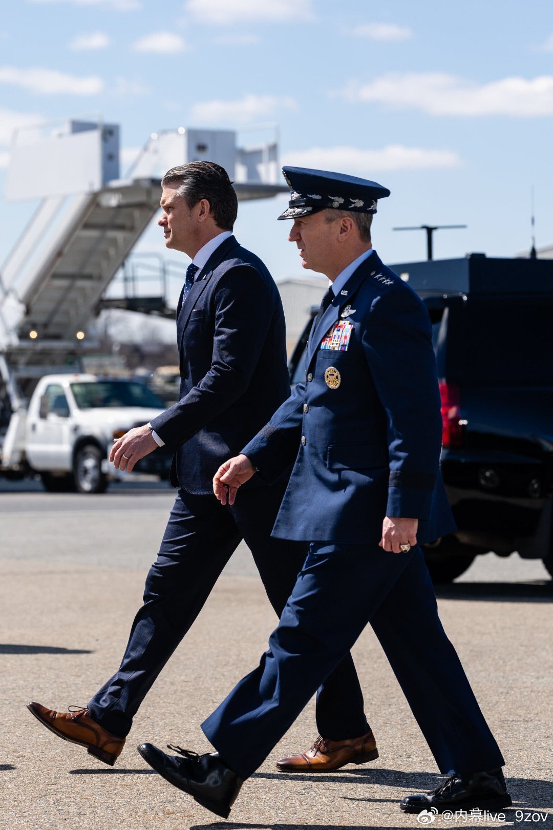 纽约时报：美国战争部长赫格塞斯和参谋长联席会议主席丹·凯恩将军正在举行新闻发布会