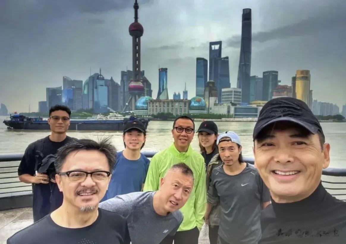 周润发在上海外滩跑步引来大家热烈追捧、争先合影，而且在这一起跑的人，不乏大导演庄