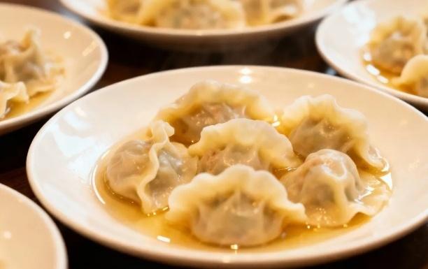 【员工误将剧毒物加入饺子馅，老板食用后身亡！法院：死者存在重大过错，自担70%责