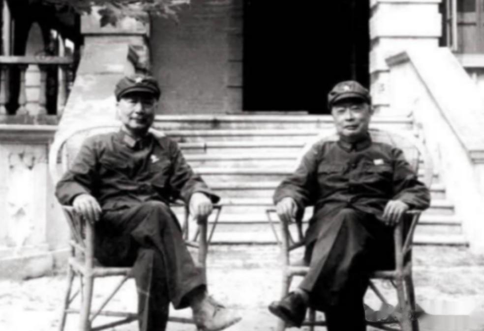 这是1971年7月，陈毅和聂荣臻在北戴河最后一次拍的照片！
在1970年7月，陈