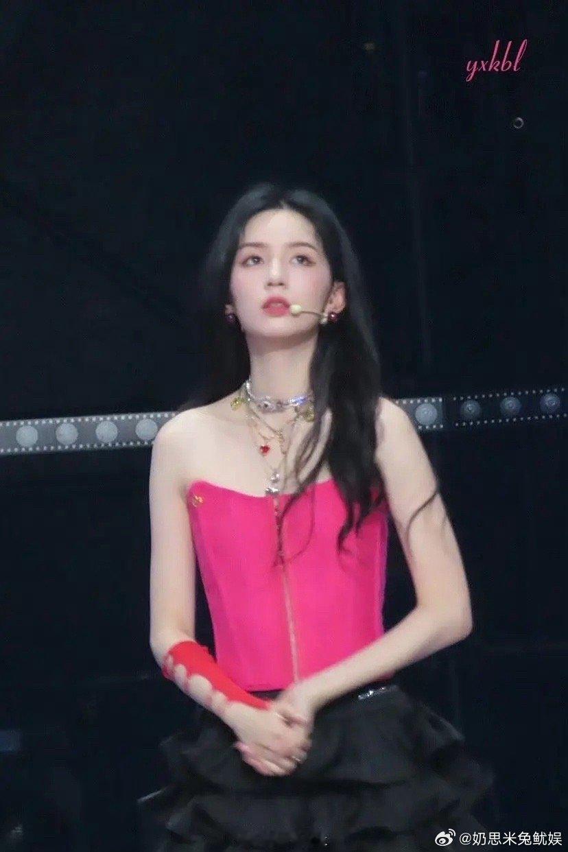 周也算是95🌸神颜吗？很适合这样的女团风 ​​​