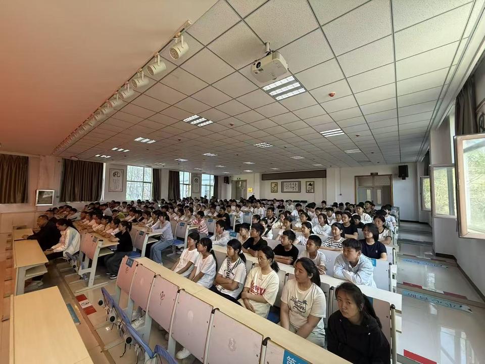 分享一张最近随手拍的照片红色思政课进校园