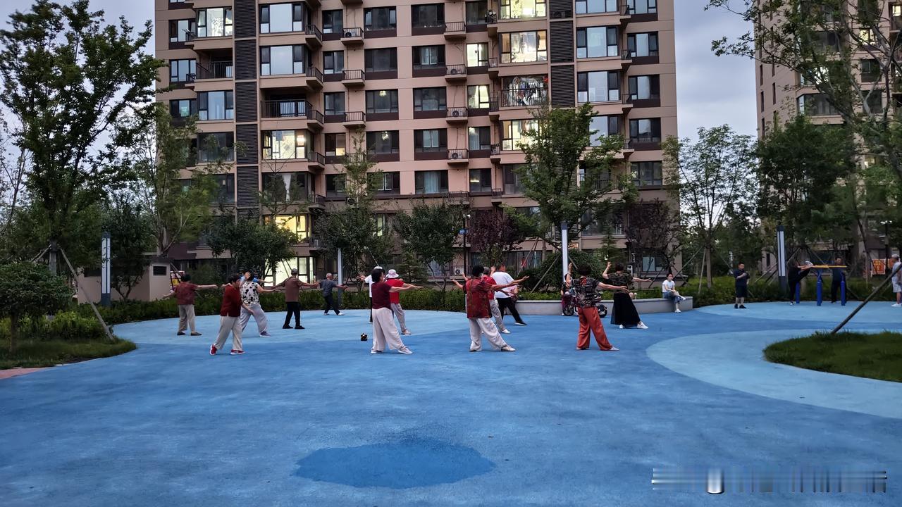 我和老伴带着孙子孙女从青岛崂山赶来城阳，这边房子宽敞住着格外舒心。

俩孩子明明