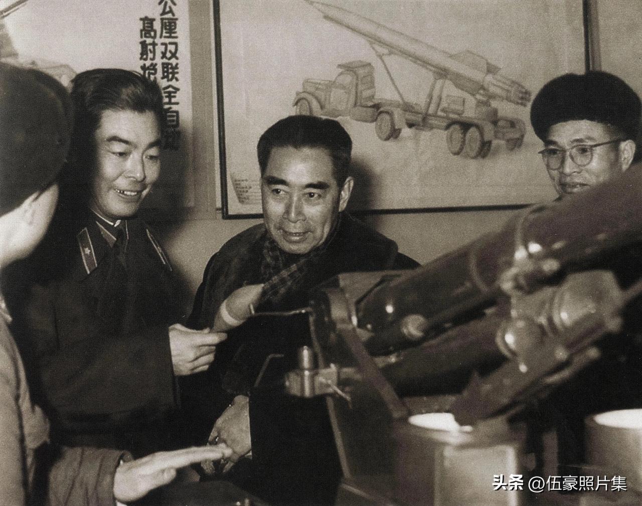 1959年12月23日，周恩来总理视察哈尔滨军事工程学院的老照片。周总理首先视察