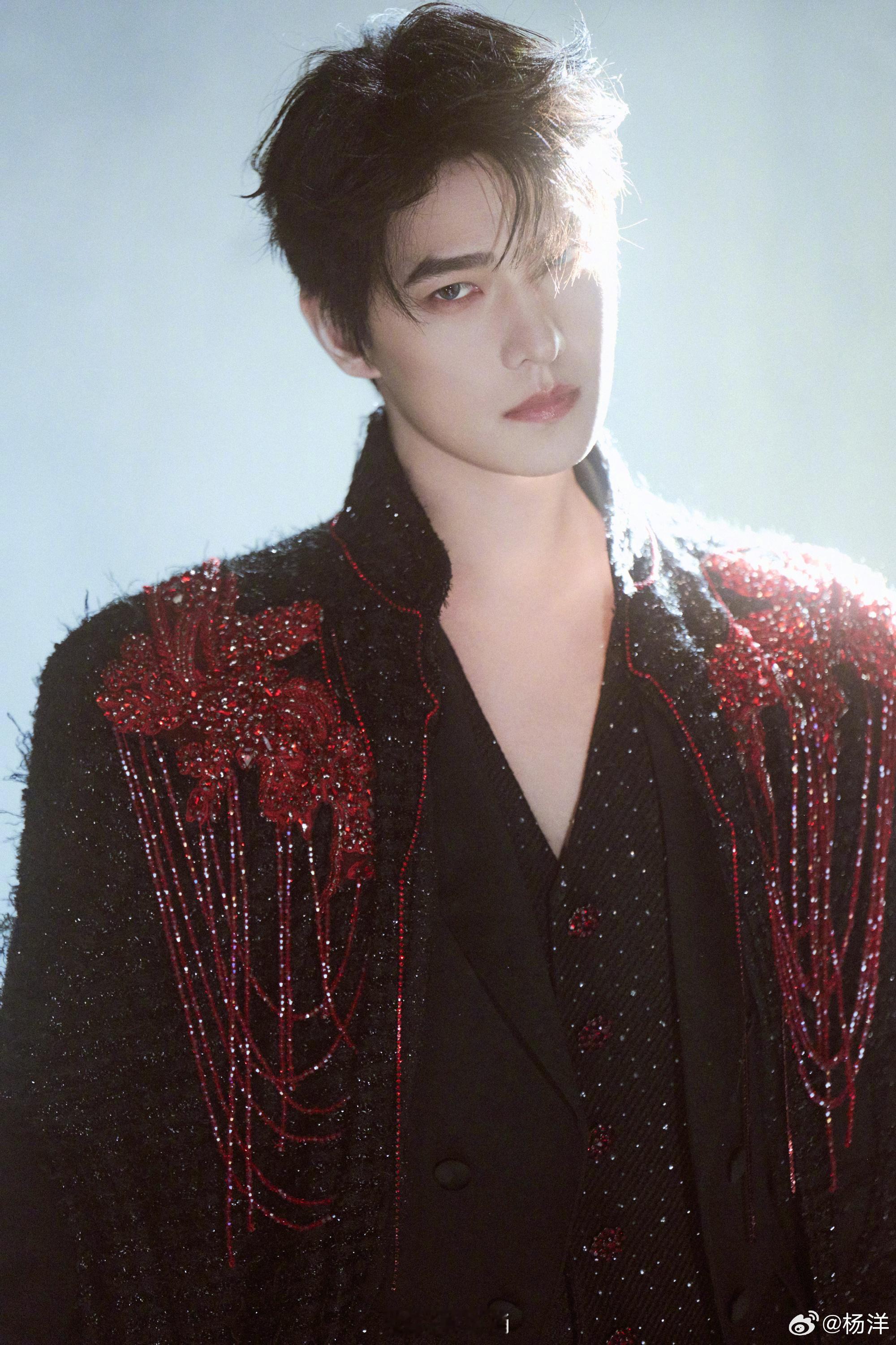 杨洋吸血鬼伯爵杨洋 帅哭了 他甚至还戴了蓝色美瞳我突然就懂了四郎那句：“肯为朕花