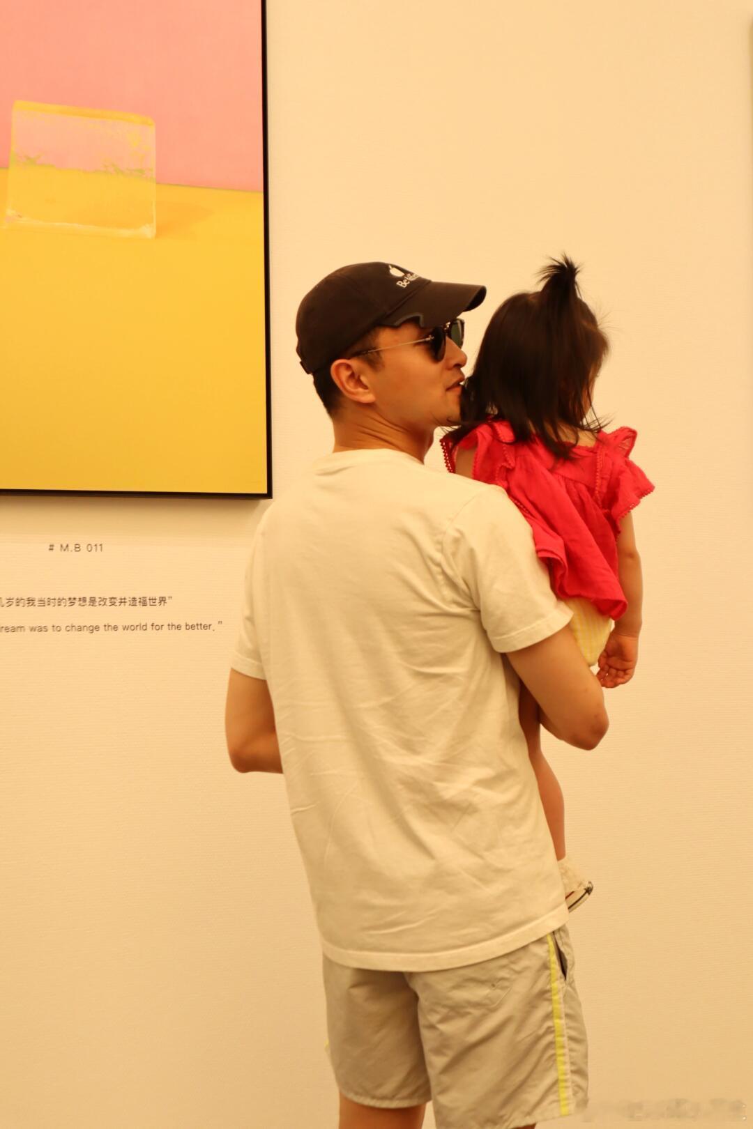 王彦霖带女儿陪老婆追星易烊千玺，艾佳妮牵着老公手撒娇超幸福！据悉，艾佳妮是易烊千
