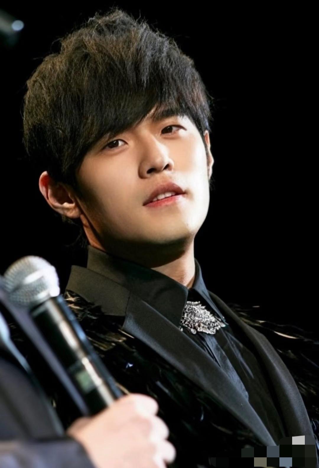 周杰伦的滤镜已经碎了一地了，
原来他早已经不是我们青春时代的偶像了，
不是因为他