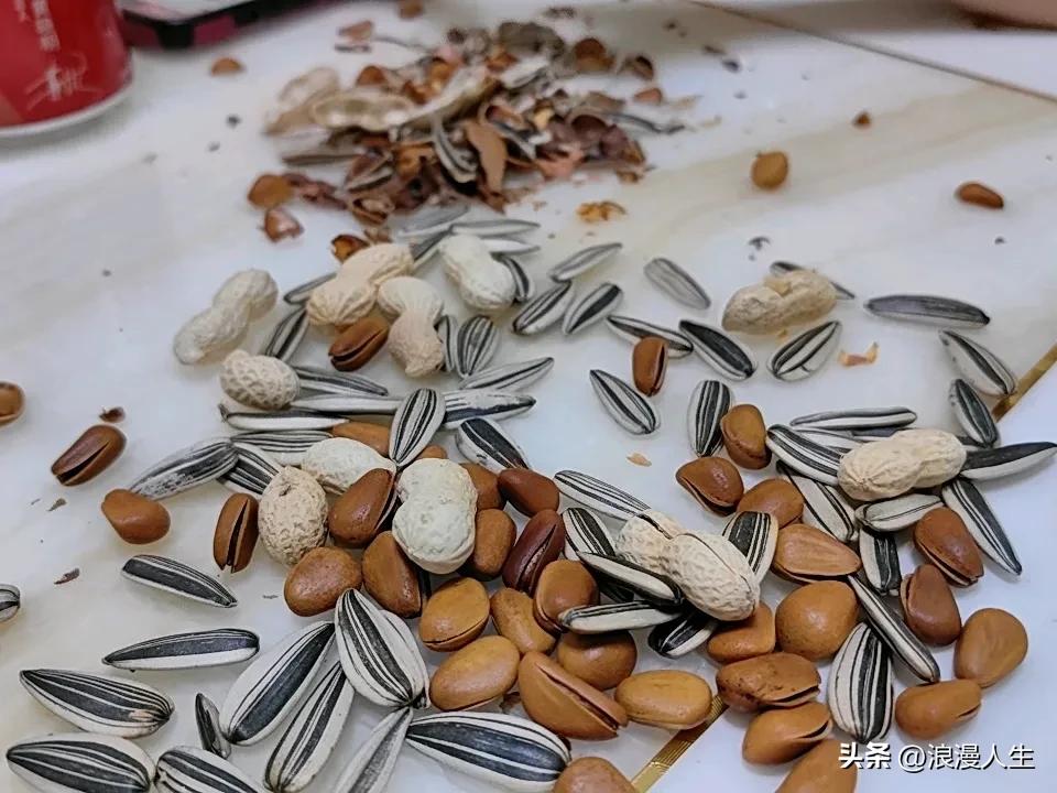 星期天家外面阴雨绵绵，只能在家嗑嗑瓜子，喝水聊天。和我一样的生活情景还有没有？