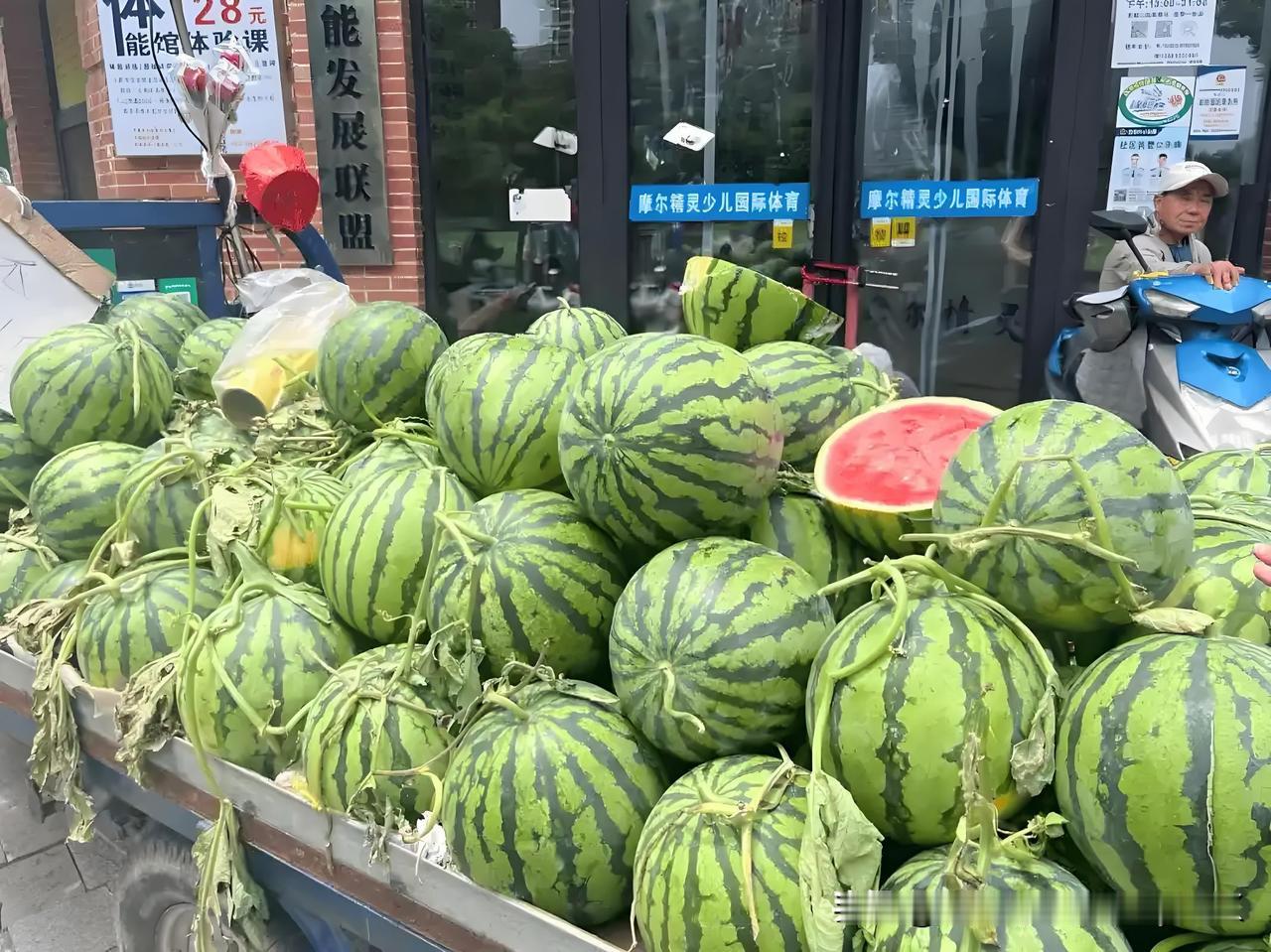 前两天，邻村干保洁的一个老太太，在我家门口流动车摊上买西瓜的时候，误将100块钱