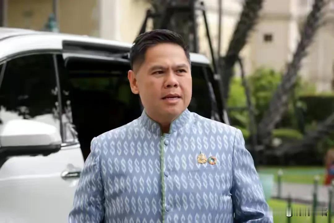 泰国政坛深夜地震：10名高官集体“叛逃”，大选前权力版图突变

泰国政治圈昨晚炸