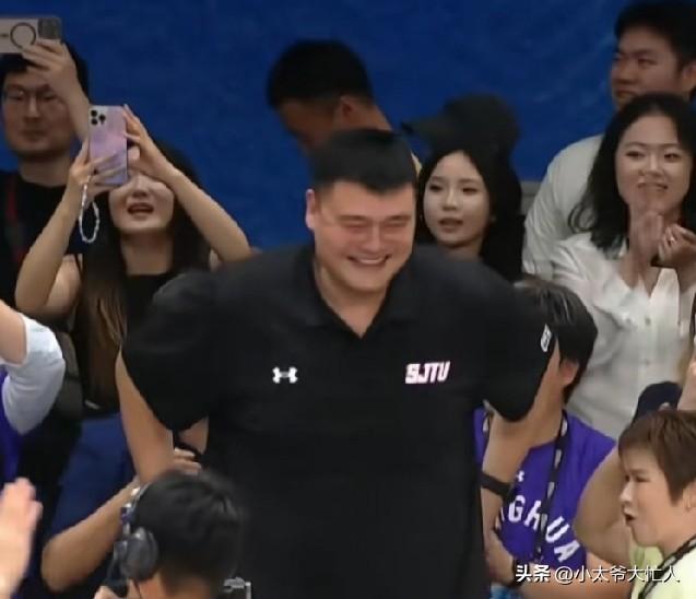 姚明笑了，看到了母校篮球的希望。在AUBL半决赛，上海交大绝杀夺冠热门清华大学挺