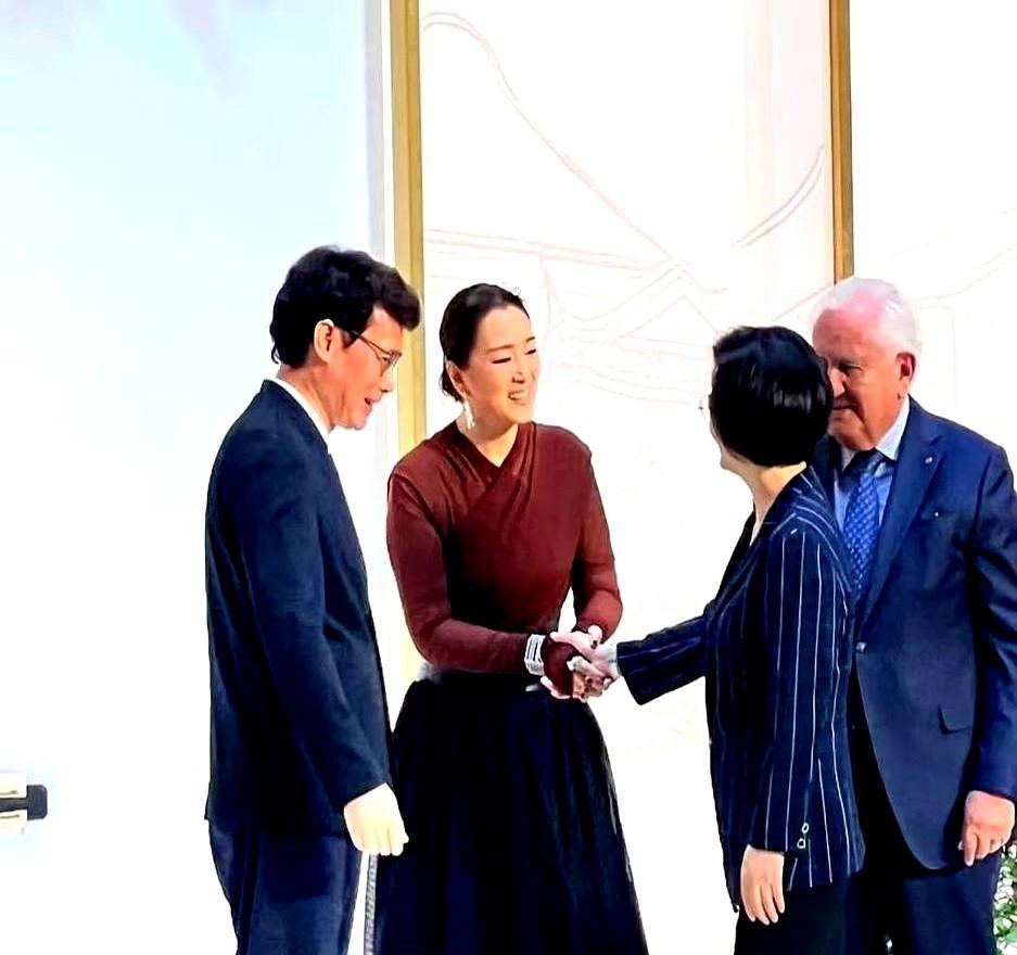 巩俐穿得朴素，法国总统却看呆了。
不是旗袍不是红灯笼，是她演戏时那股劲儿，让老外