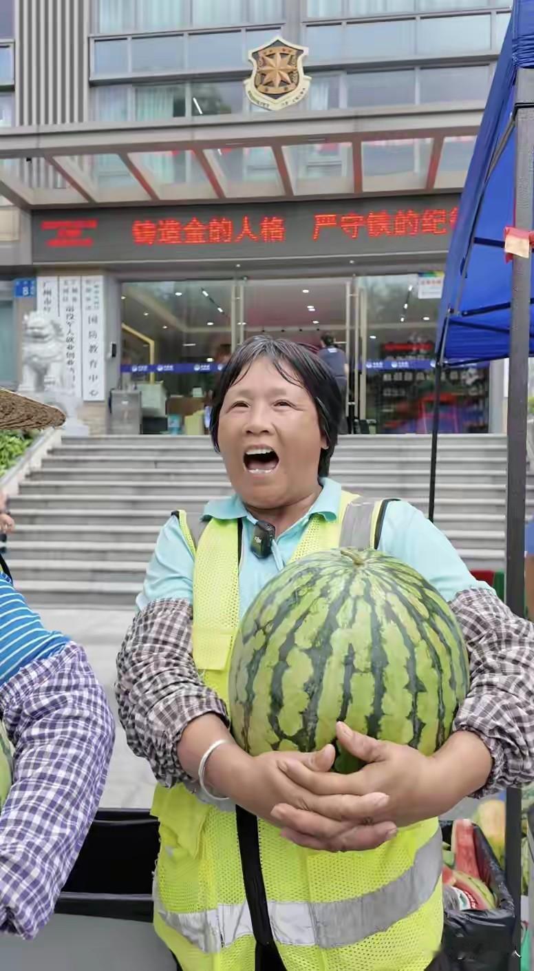 跨越1400公里拉10万斤滞销西瓜，一分不赚全送户外劳动者，这才是刻在骨子里的善