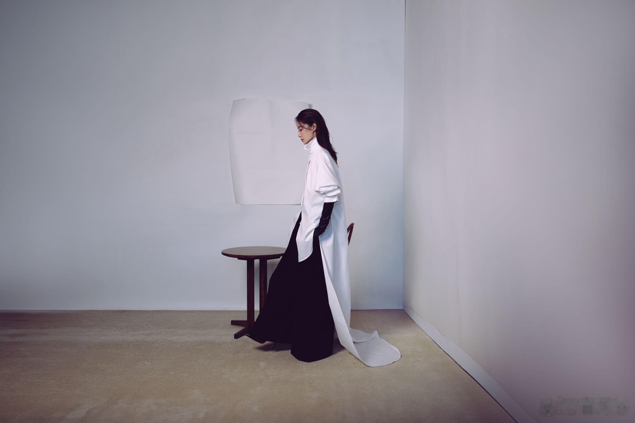 张小斐张译北影节压轴亮相张小斐作为天坛奖评委压轴登场太有排面，红毯白色拖尾衬衫配