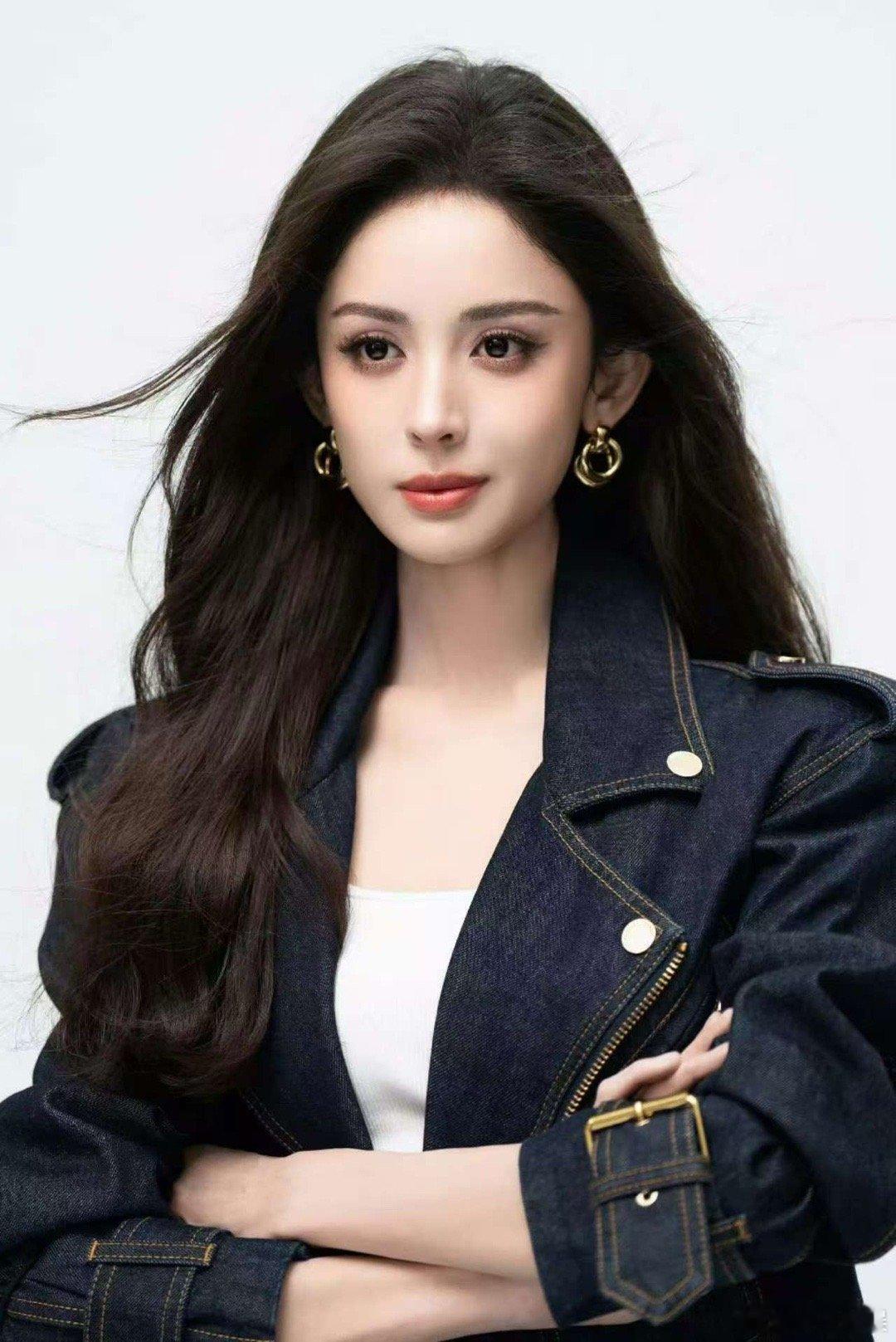 娜扎踏上旅程的瞬间娜扎脚步沾满轻盈娜扎踏上旅程的瞬间，脚步沾满轻盈，[爱你][爱