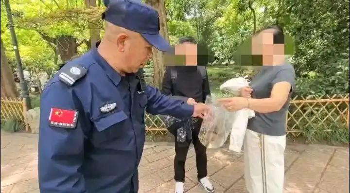 西湖边抓鸳鸯，被抓包竟狡辩是“买的小鸭子”！景区放话：严重不文明行为必联动严处，