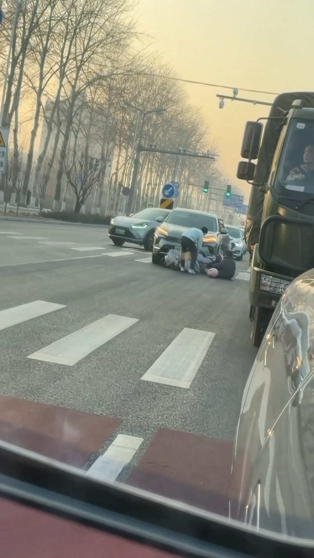 冬天，小电摩可能会做很多保暖措施，容易导致视野受限，过马路得小心点。 