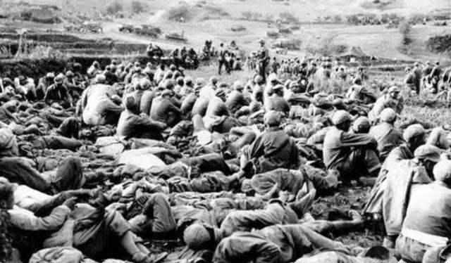 1953年，美国顶级狙击手艾克上校在一次射击中打中了一名志愿军战士，让其掉进了壕