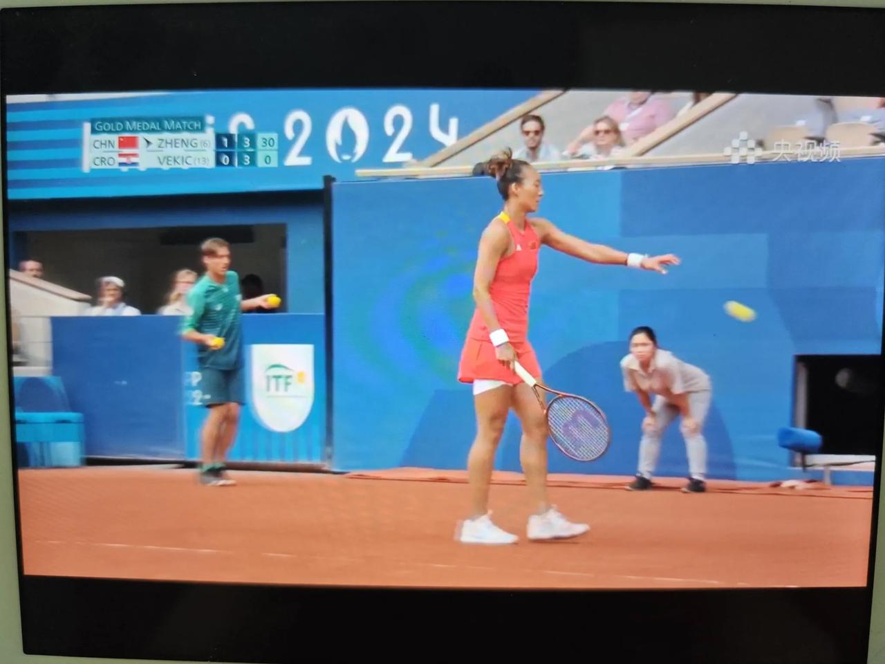 怎么感觉这个女子网球没那么精彩，发球的速度慢，打球的速度也慢，跑的步伐也慢。回合