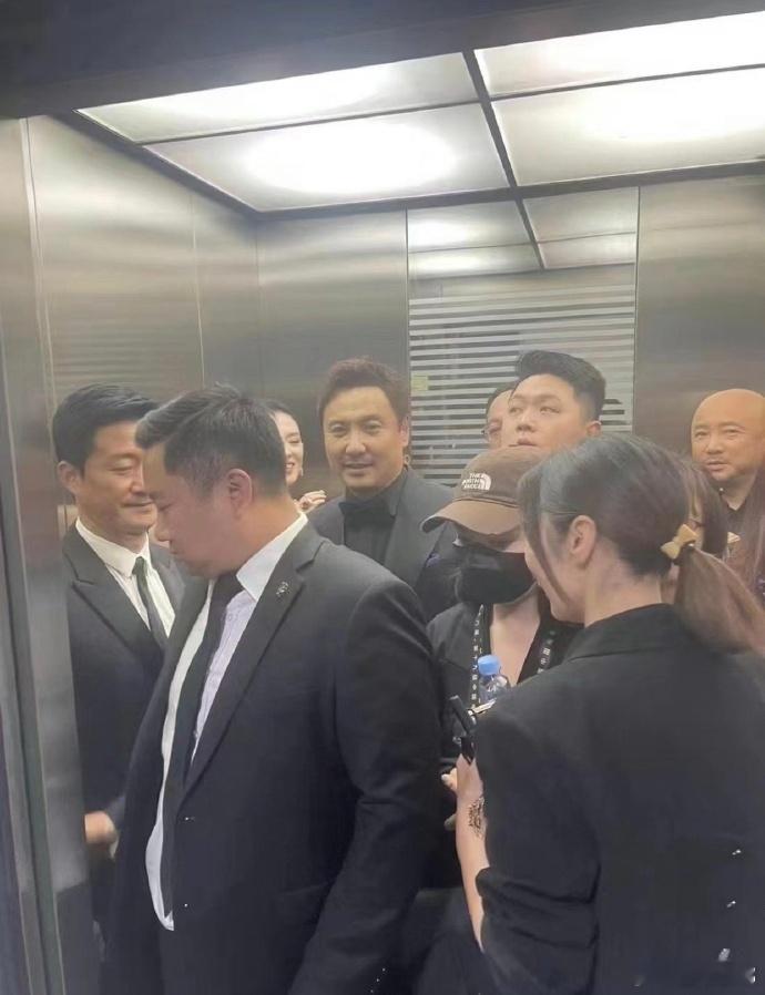 徐峥剃光头的原因找到了[偷笑] ​​​