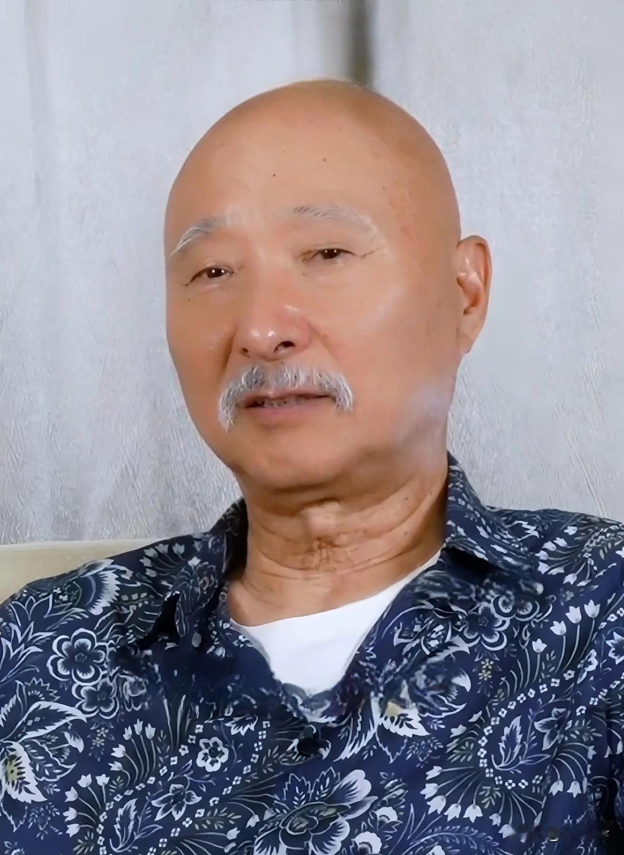 谈到演电影，陈佩斯说∶我没法和朱时茂比，人家长得帅，浓眉大眼，你再看看我，只能演