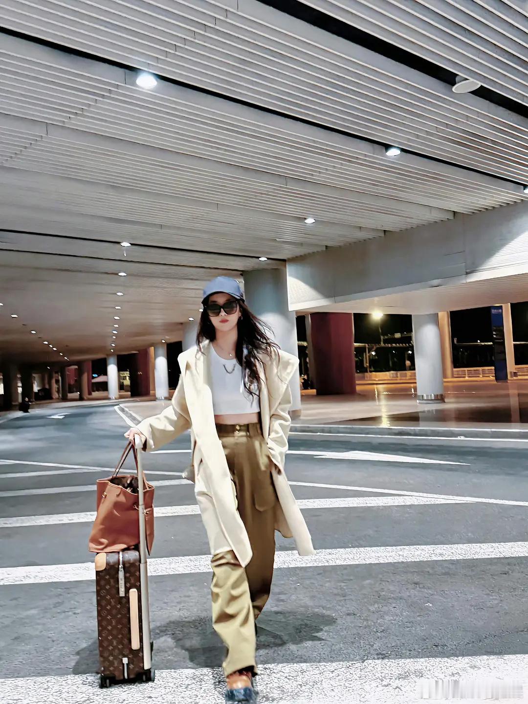 刘亦菲巴黎时装周出发图，神仙姐姐状态如何？ ​​​