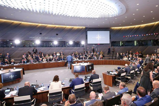 欧洲多国集体“反水”，要摆脱美国控制，组建联盟搞自主防务。

2025年3月，法