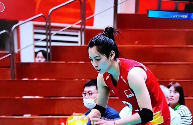 场面耐人寻味！中国女排其他队员都先后登场亮相，唯独一人被赵勇雪藏，全程枯坐替补席