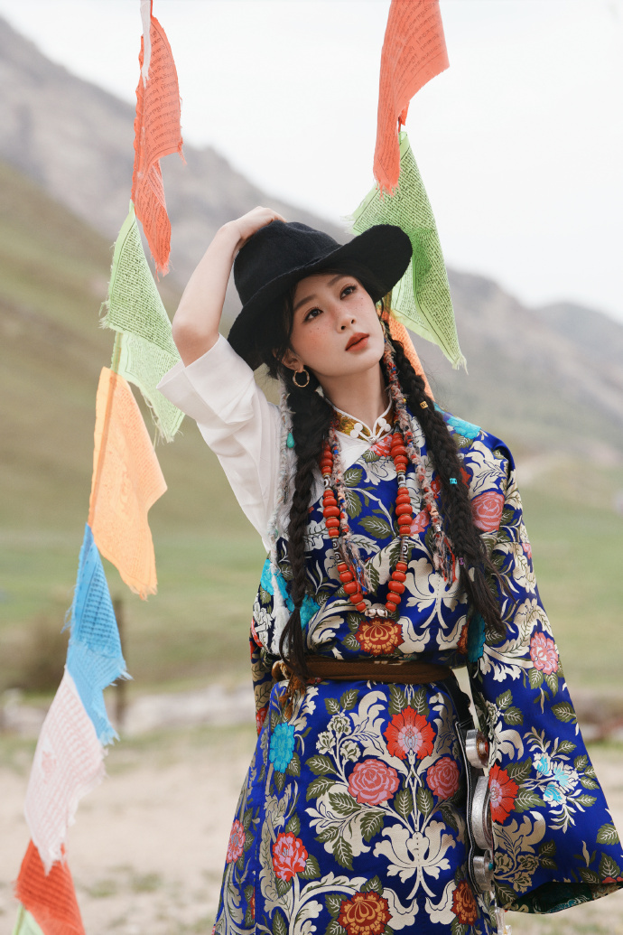高原上的杨紫杨紫高原妆造杨紫高原专属造型，松弛民族风一眼沦陷 