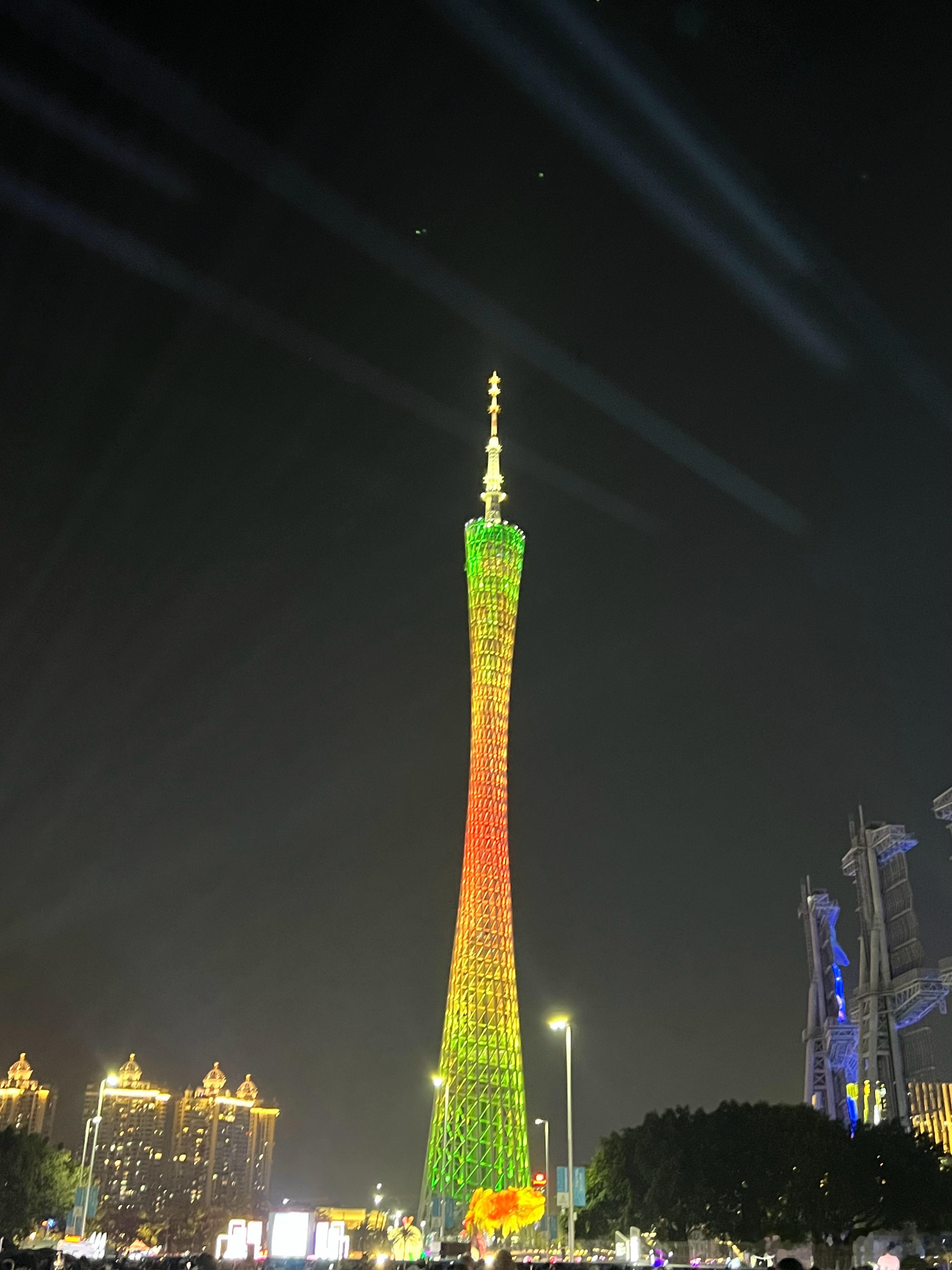 广州花城广场的广州国际灯光节绚丽多彩的广州塔灯光秀，一场非常浪漫震撼的视觉盛宴！