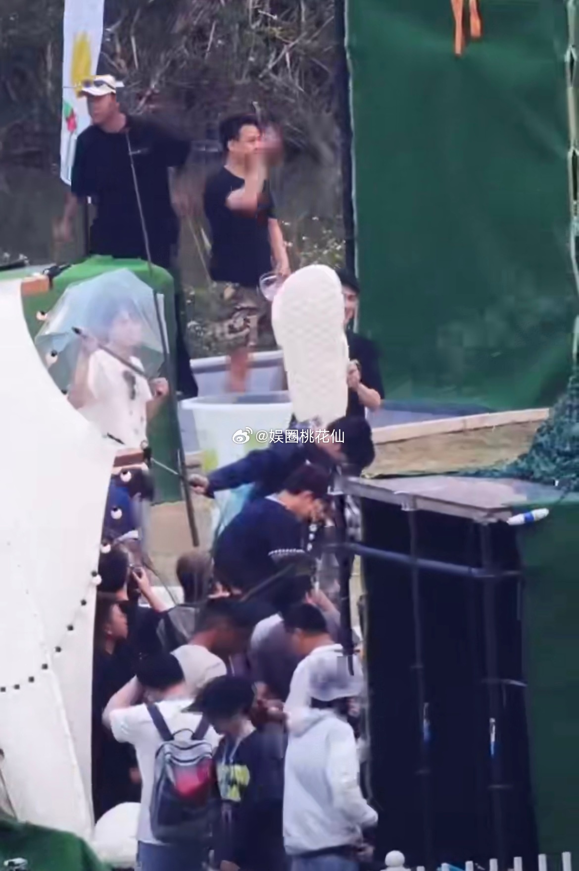 林更新带拖鞋和时团打水仗这是我的西游谁看了不说一句云南录制太欢乐！林更新拿拖鞋当