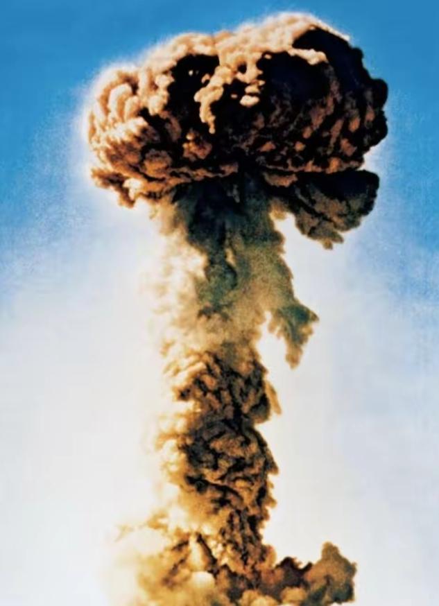 1969年。有人问毛伟人：“那我们的核弹投向哪里?”伟人大手一挥说：“全部扔到包