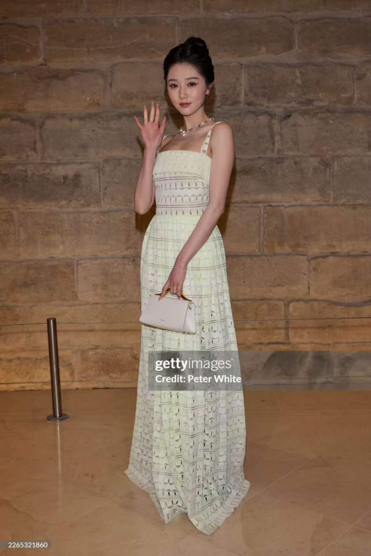 外媒镜头下的岳雨婷 岳雨婷亮相ES秋冬大秀，高清生图直出好能打，东方骨相在国际镜