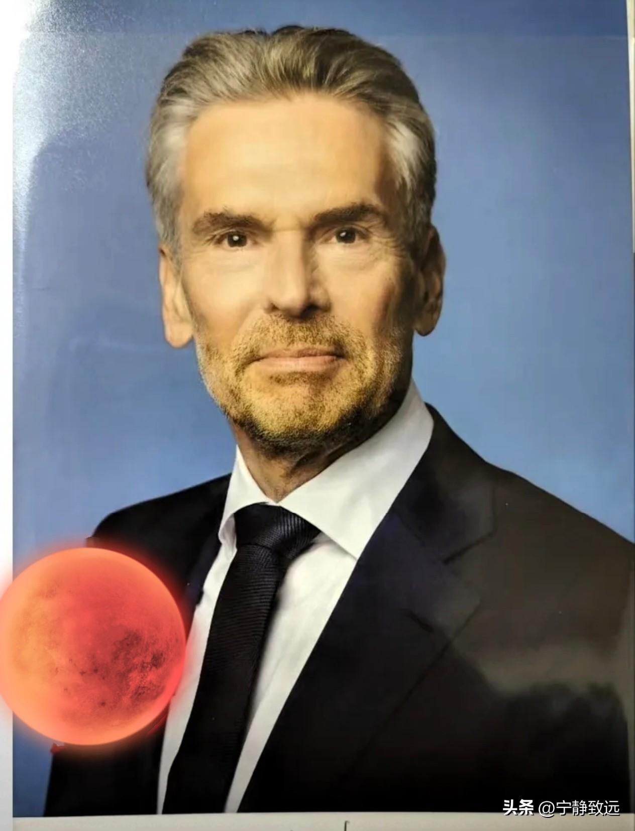 近几日荷兰光刻机巨头ASML出来放话了。

荷兰光刻机巨头ASML又双叒叕出来放