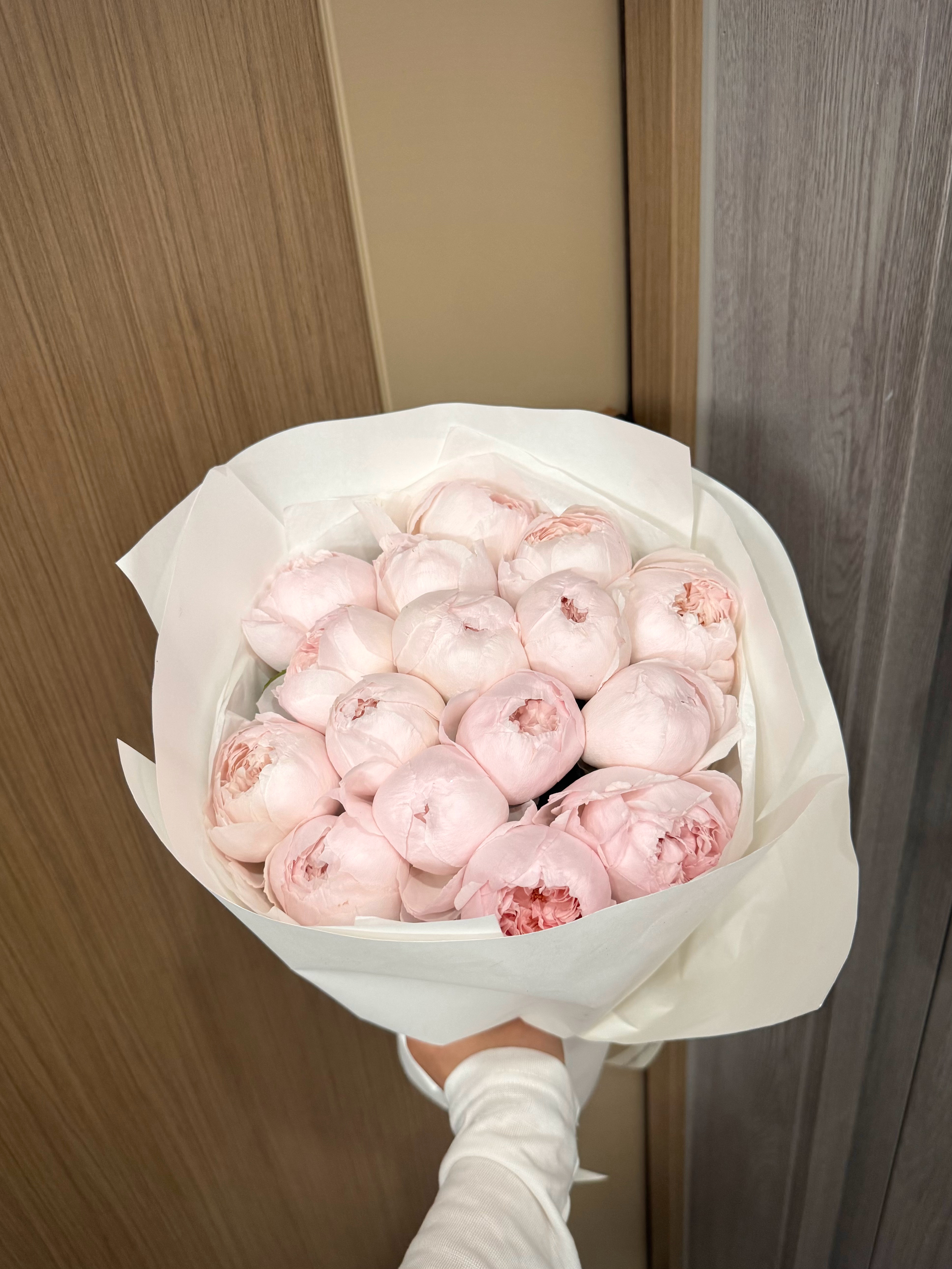 我都没想到今天会收到花哈哈哈哈哈哈刚刚门铃响了我妈还以为我点的外卖我说我没点啊，