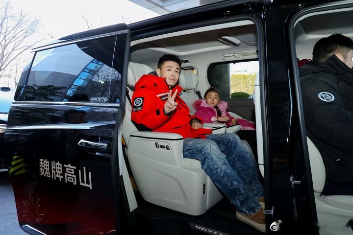 2026年马年央视春晚魏牌高山春晚同行春晚后台的“顶流搭子”，藏着星光赶场的松弛